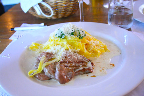 Scaloppine de Vitela ao Creme de Pecorino Trufado e Tagliatelle Scaloppine de Vitela ao Creme de Pecorino Trufado e Tagliatelle