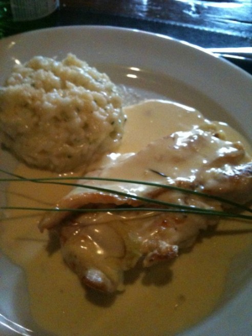 Frango gratinado ao Creme de Aspargos e Alecrim com Risoto Parmegiano Frango gratinado ao Creme de Aspargos e Alecrim com Risoto Parmegiano