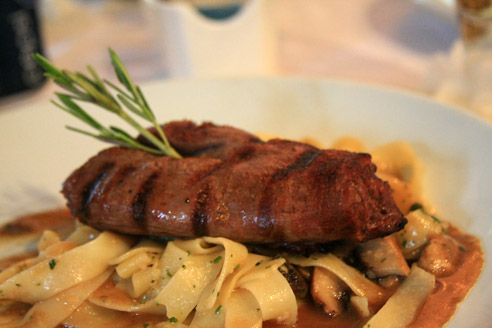 Tornedor ao Molho Roti com Fetuccine na Manteiga de Trufas com Champignons frescos e semente de papoula Tornedor ao Molho Roti com Fetuccine na Manteiga de Trufas com Champignons frescos e semente de papoula