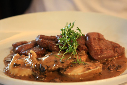 Escalope de Filet com Ravióli aos Quatro Queijos e Nozes Escalope de Filet com Ravióli aos Quatro Queijos e Nozes