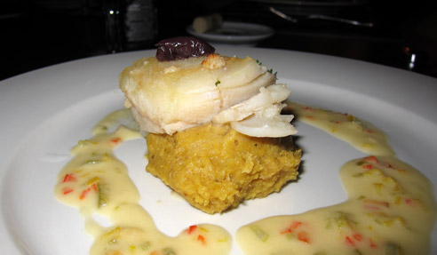 Bacalhau grelhado ao molho catalã, guarnecido com purê de banana da terra Bacalhau grelhado ao molho catalã, guarnecido com purê de banana da terra