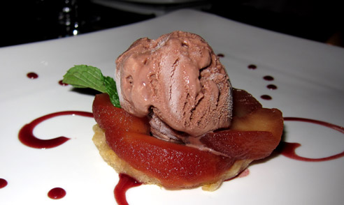 Blinis de nozes morno, com maça glaceada e sorvete de chocolate Blinis de nozes morno, com maça glaceada e sorvete de chocolate