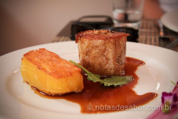 Papada de Porco com Mandioca em Mil Folhas Papada de Porco com Mandioca em Mil Folhas