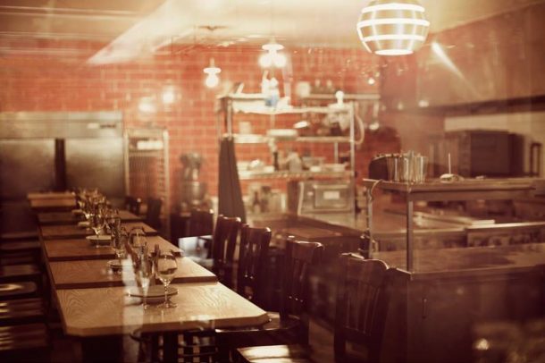 Cozinha com mesa do Restaurante Pastaga em Montreal