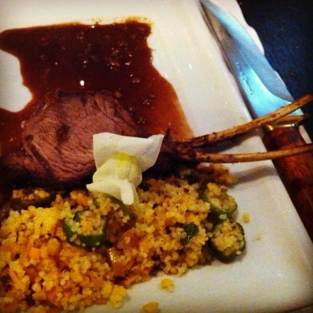 Costeletas de Cordeiro em Crosta de Barú, Couscous de Canjiquinha com Legumes do Cerrado e Bordelaise de Catuaba.