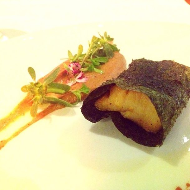 File de Cherne, Alga Nori, Tucupi Negro. Servido com Purê de Banana Tostada,Leite de Coco, Beldroega e Brotos de Coentro.