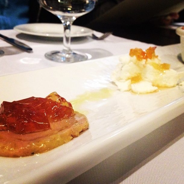 Focaccia, Terrine de Foie Gras com Jabuticaba e Azeite de Baunilha, Escabeche de Manjubinhas com Mix de Pimentões, Queijo de Cabra com Mostarda de Cremona