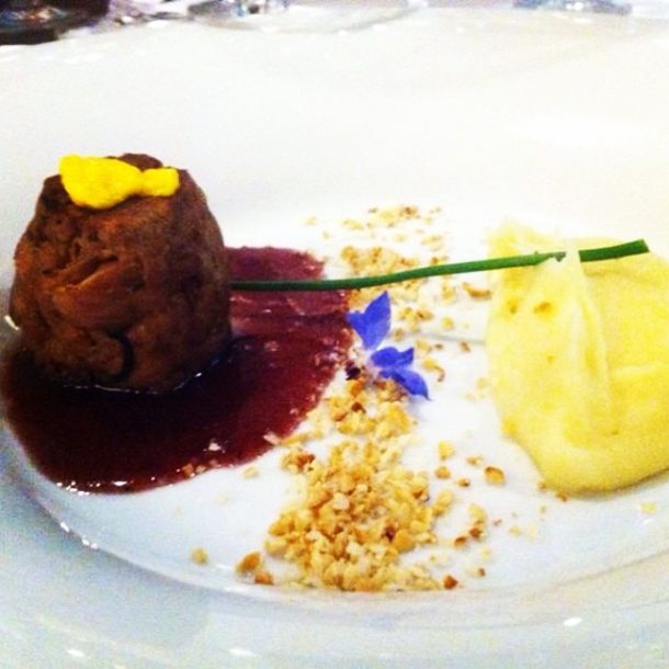 Vitelo assado em Baixa Temperatura, Mousseline de Batata Doce, Espuma de Pequi, Farofa de Castanhas e Redução de Vinho com Figo