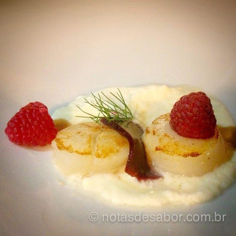 Entrada de Vieiras, Creme de Burrata e Gelatina de Framboesa