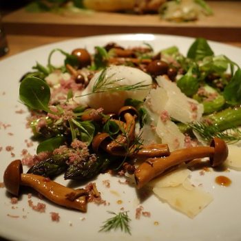 Salada de Aspargos Grelhados, Magret Defumado e Moído, Cogumelo, Ovo Pochê e Erva Doce!